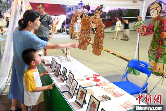 長沙の影絵を鑑賞する子供を連れた女性（撮影?楊華峰）。