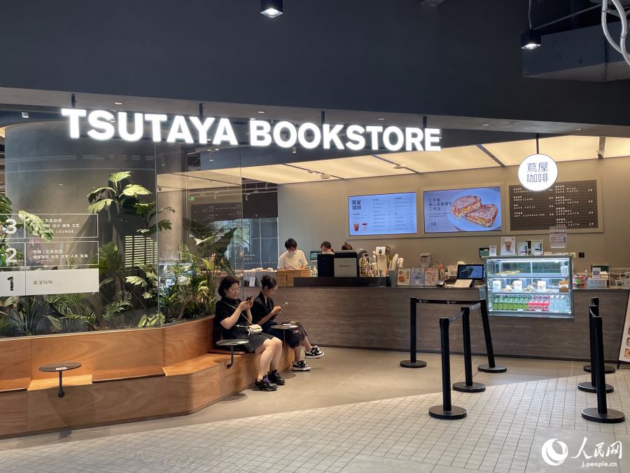 TSUTAYA BOOKSTORE 1階のカフェ（撮影?勝又あや子）