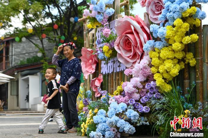 夏の観光で人気高まる官渡古鎮(zhèn)　雲(yún)南省昆明