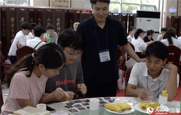 鄭州大學(xué)日本語學(xué)院の學(xué)生と交流する少林寺拳法グループの青年拳士。 