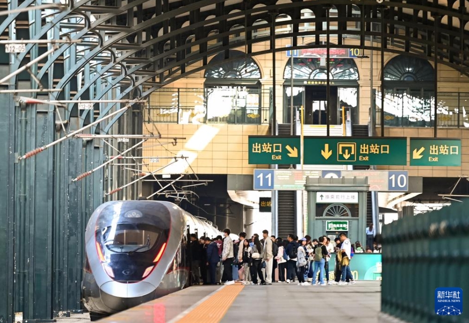 黒竜江省哈爾浜（ハルビン）駅で、列を作って電車に乗り込む乗客たち（9月29日撮影?原勇）。